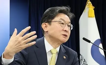 Financial regulator in S. Korea calls on credit card firms to better protect customer data