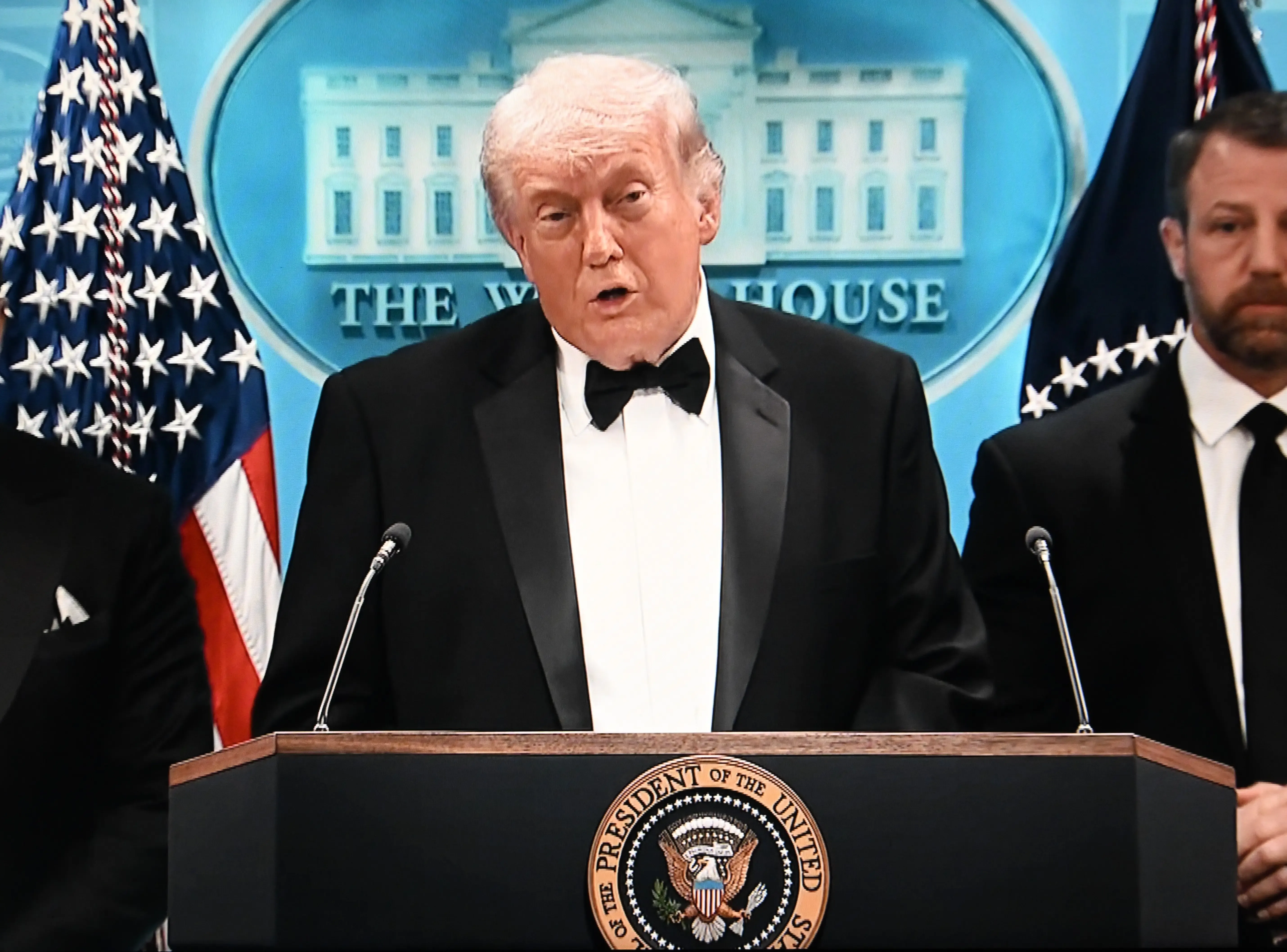 व्हाइट हाउस डिनर में फायरिंग: ट्रंप को सुरक्षित निकाला, आरोपी कोल एलन गिरफ्तार