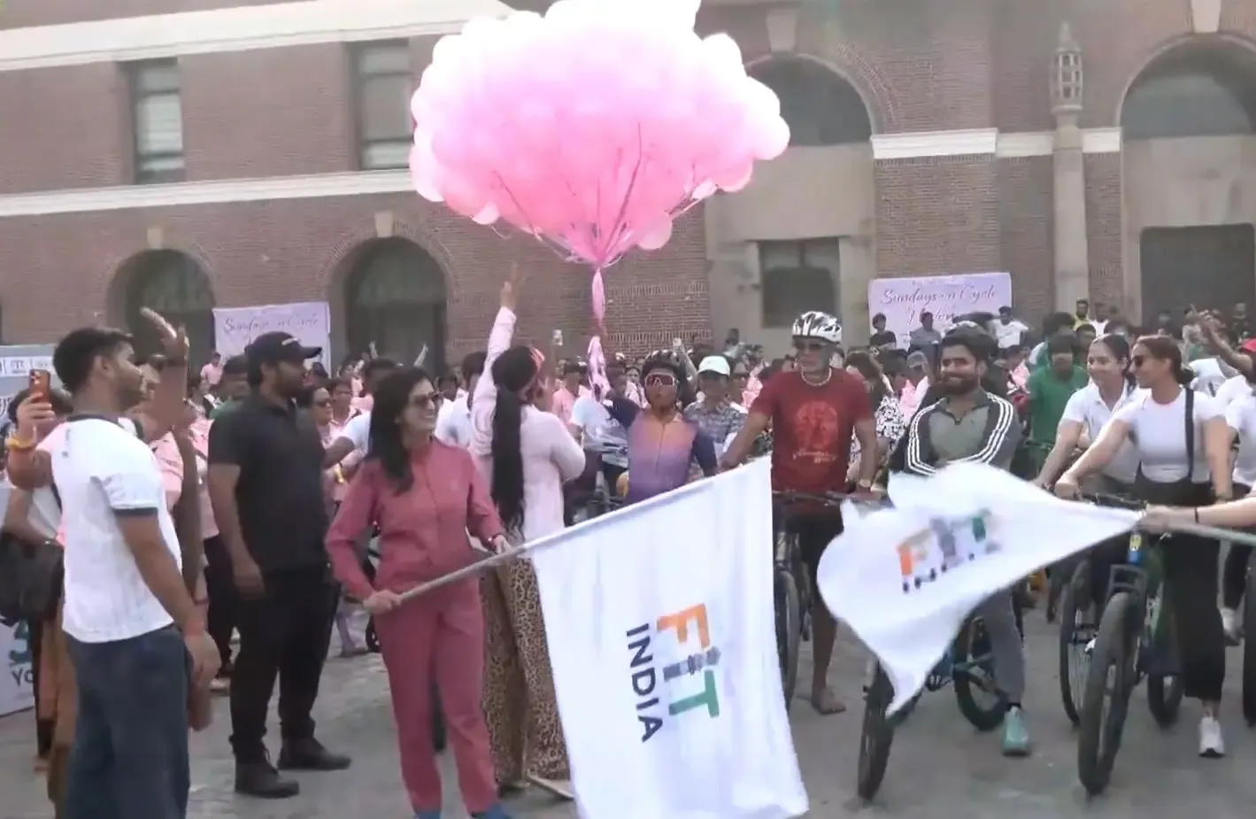 'फिट इंडिया संडे ऑन साइकिल': मिलिंद सोमन के साथ महिलाओं ने लिया हिस्सा