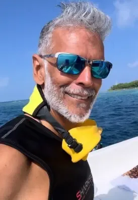 क्या फिटनेस आइकॉन मिलिंद सोमन को अंकिता कोंवर ने खास तरीके से जन्मदिन की शुभकामनाएं दीं?