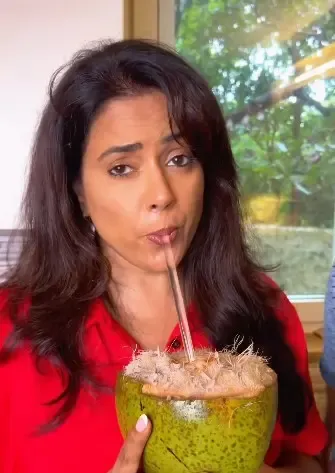 क्या समीरा रेड्डी ने 'प्राकृतिक स्पोर्ट्स ड्रिंक' नारियल पानी की अहमियत बताई?