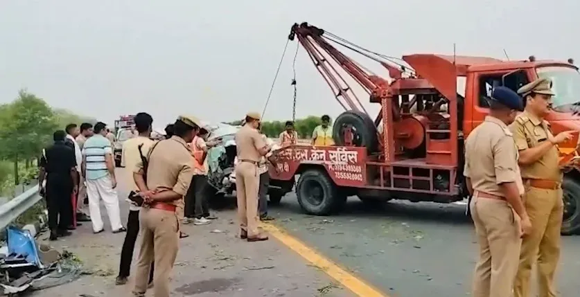 5 killed in bus-car crash on Agra-Lucknow Expressway in Unnao, UP