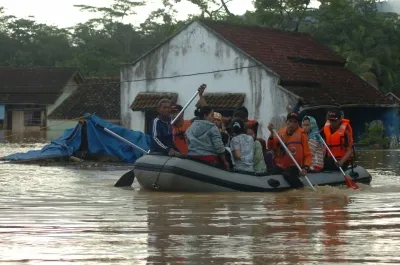 Severe Flooding in Central Java, Indonesia: 3,000 Evacuated, One Missing