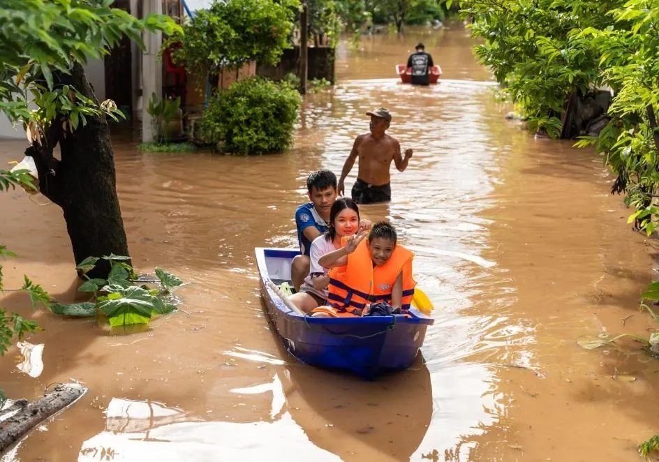 How Are Lao Communities and Authorities Coming Together for Flood Relief?