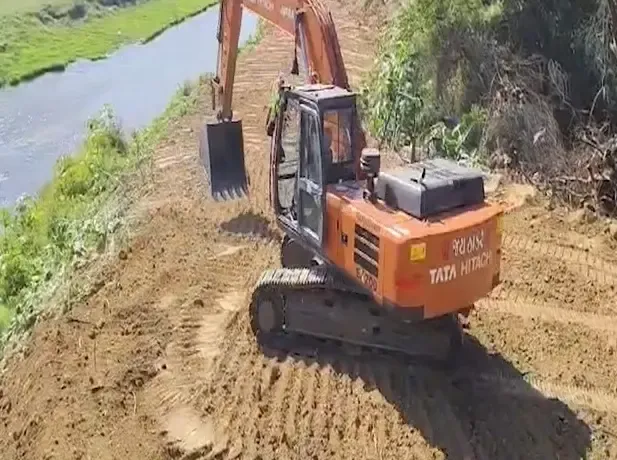 Flood Alert: Vadodara Initiates Swift River Deepening Initiative