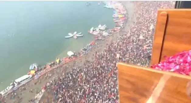 Why are flower petals showered on devotees at Triveni Sangam on Mauni Amavasya?