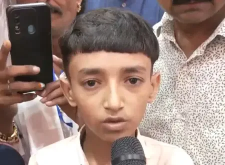 भावनगर: रैली में फूट-फूट कर रोया बच्चा, पीएम मोदी के लिए दिखा अटूट प्रेम