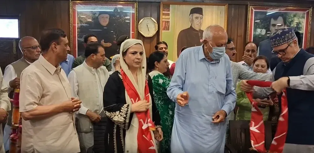 Safina Baig joins NC in Srinagar, bolstering Farooq Abdullah's Baramulla base