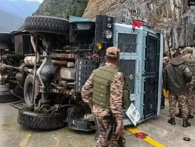 4 BSF troopers injured as vehicle overturns on Jammu-Srinagar highway in Ramban