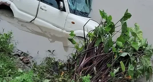 Tragic Accident Claims Four Lives as SUV Dives into Pond in Bihar