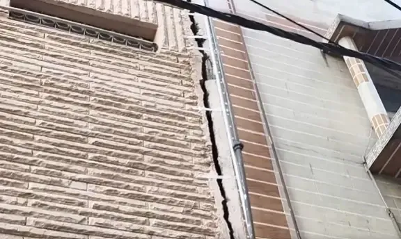 Delhi Gandhi Nagar building tilts, evacuated as MCD issues notice