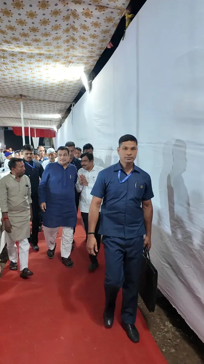 Gadkari attends sewing machine distribution drive in Nagpur