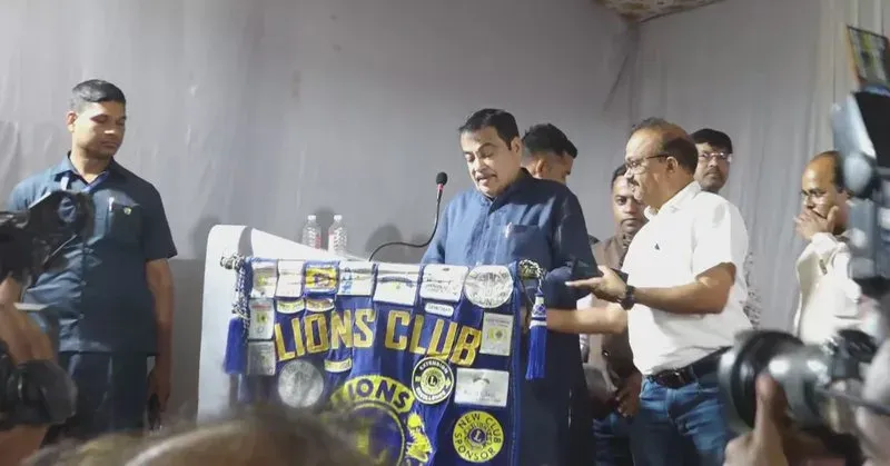 Gadkari attends sewing machine distribution in Nagpur