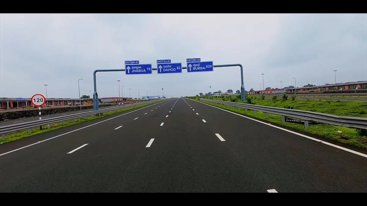 Gadkari inspects Delhi-Mumbai Expressway packages in MP, Gujarat