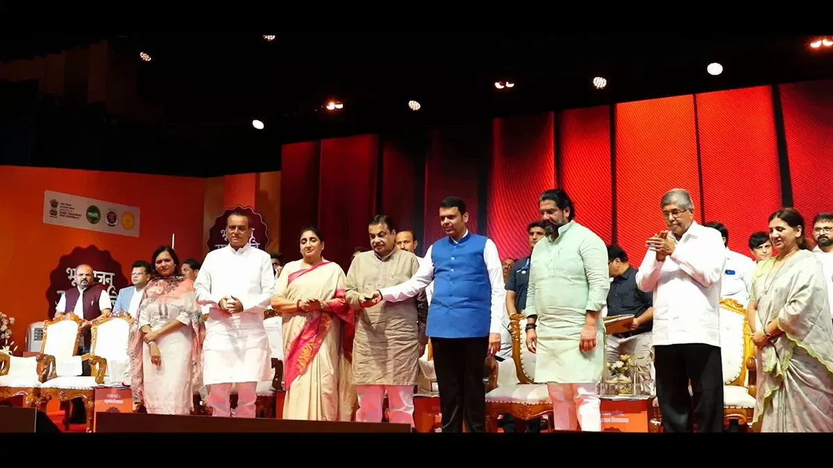 Gadkari lays foundation for 3 elevated road projects in Pune