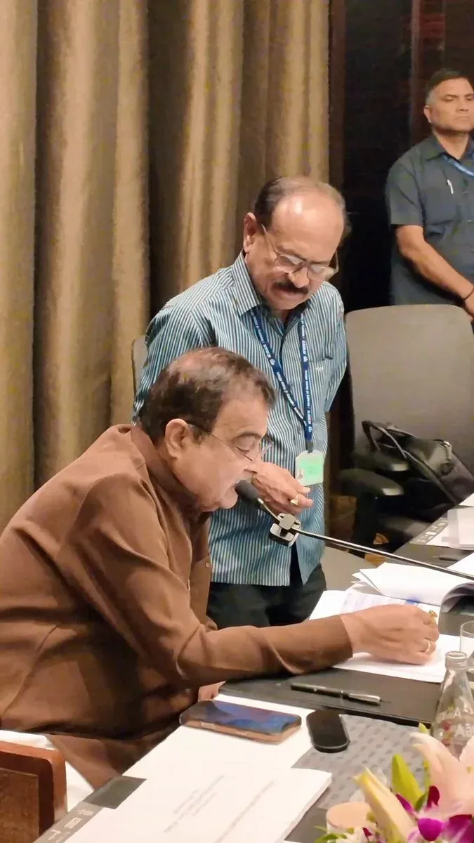 Gadkari Reviews Pune Division Highway Projects With Officials