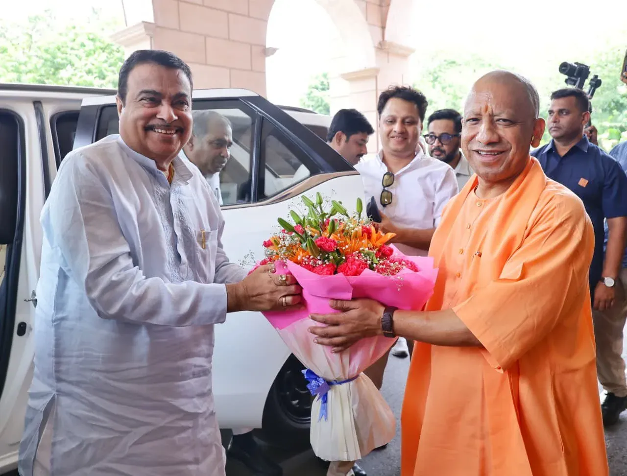 Gadkari Visits Lucknow, CM Yogi Receives Him at Residence