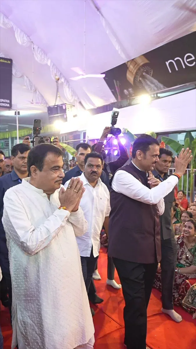 Gadkari visits Navratri mandals and garba festivals in Nagpur