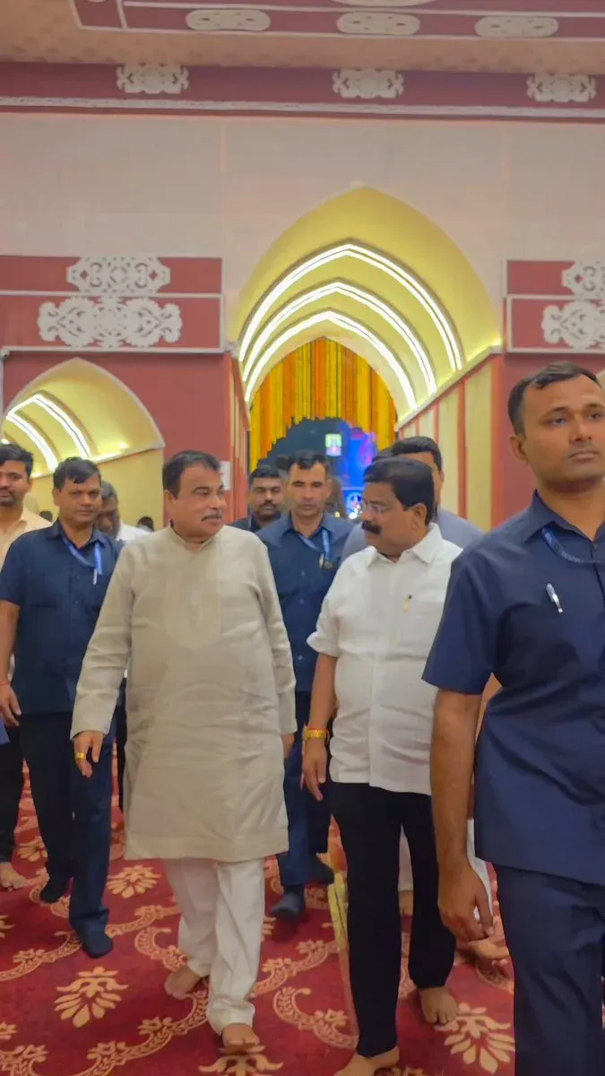 Gadkari visits Navratri mandals in Nagpur, seeks Devi's blessings