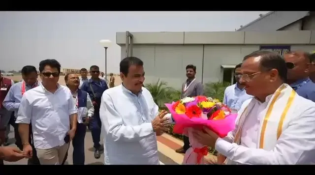 Gadkari Visits UP, Reviews Kanpur-Lucknow Expressway Push