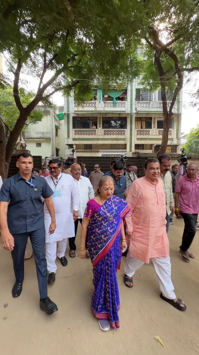 Gadkari votes in Nagpur Graduates' Council seat election
