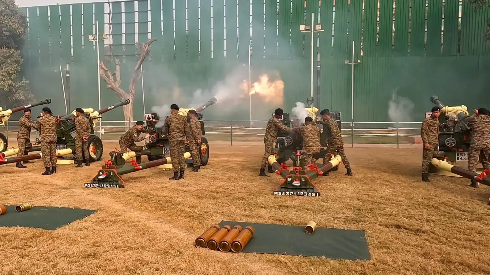 क्या गणतंत्र दिवस परेड की शुरुआत स्वदेशी तोपों की सलामी के साथ हुई?