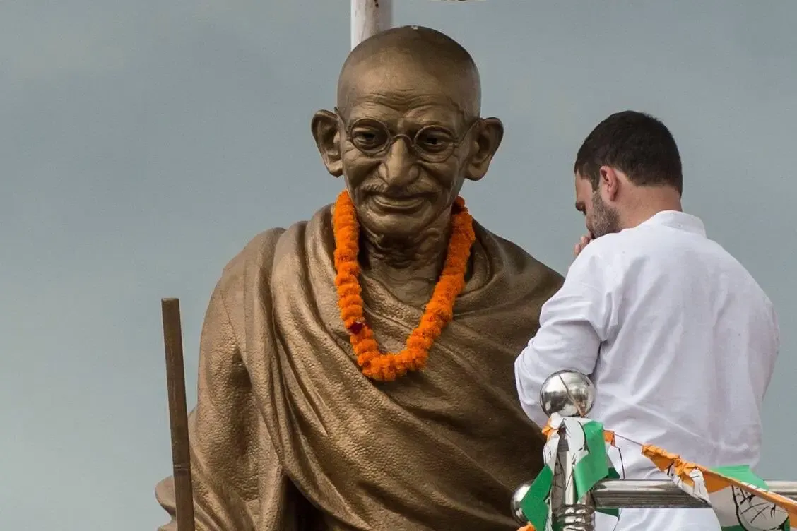 क्या राहुल, अखिलेश और केजरीवाल ने महात्मा गांधी को नमन किया?