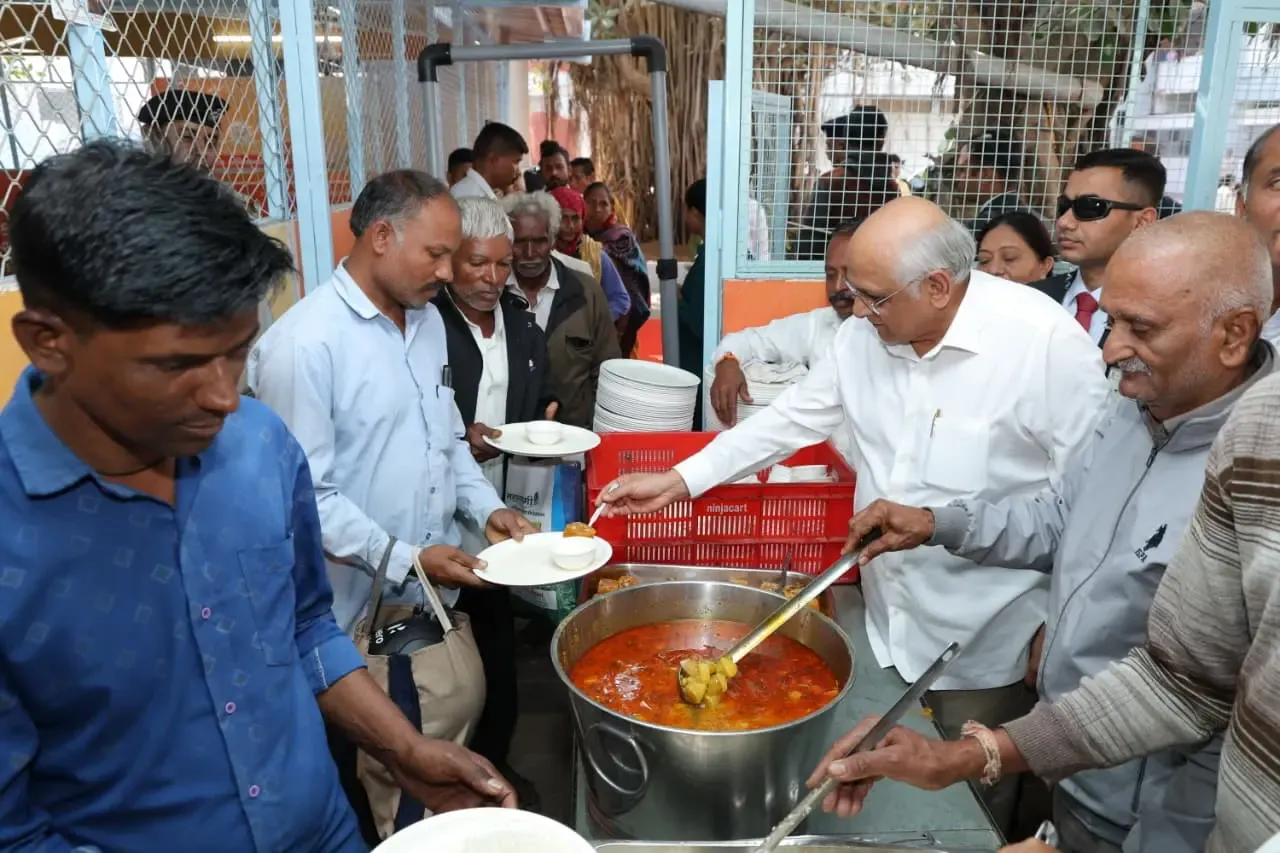 क्या मुख्यमंत्री ने गांधीनगर सिविल हॉस्पिटल में मरीजों के रिश्तेदारों को खाना परोसा?