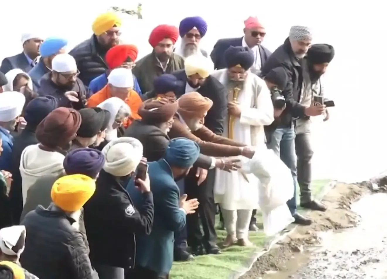 Gandhis, Congress leaders absent as kin collect Dr Singh’s ashes 