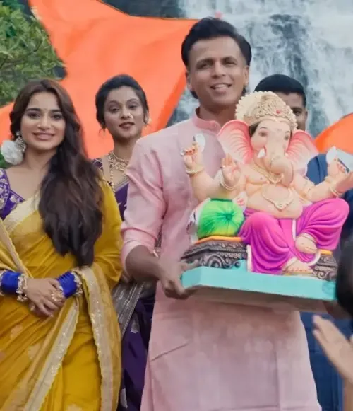 गणेश चतुर्थी पर अभिजीत सावंत का 'गण धाव रे' रिलीज़, बेटियाँ अहाना-समीरा भी आईं साथ