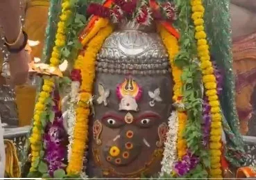 उज्जैन महाकाल मंदिर में गणेश स्वरूप में सजे बाबा, भस्म आरती में उमड़े हजारों श्रद्धालु