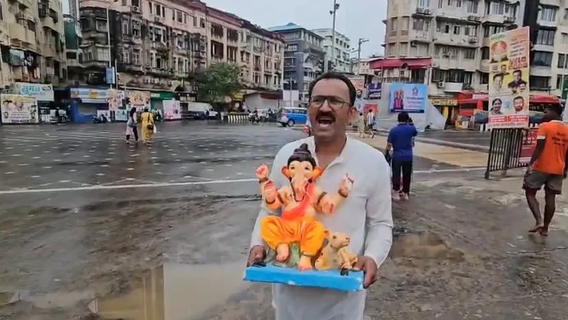 When do the magnificent Ganesh Visarjan processions commence in Maharashtra?