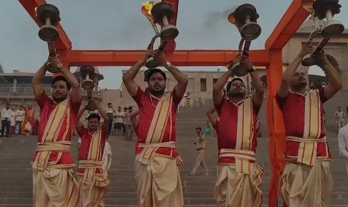 गंगा दशहरा पर काशी विश्वनाथ धाम में भव्य आरती: 51 पुजारियों ने 21 लीटर दूध से किया दुग्धाभिषेक