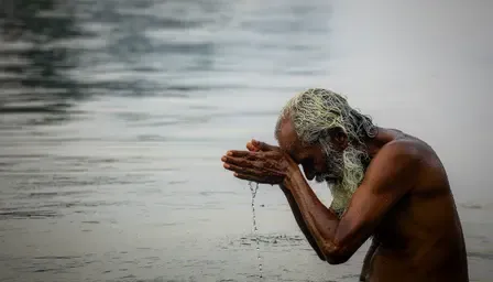 गंगा जल की हर बूंद में छिपी है शांति, सफलता और सौभाग्य का भी उपाय