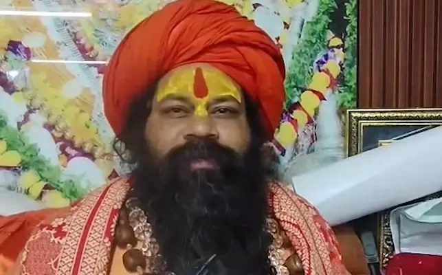 गंगा में इफ्तार पार्टी पर अयोध्या के संतों की कड़ी प्रतिक्रिया, राजू दास ने कहा- भावनाओं का अपमान