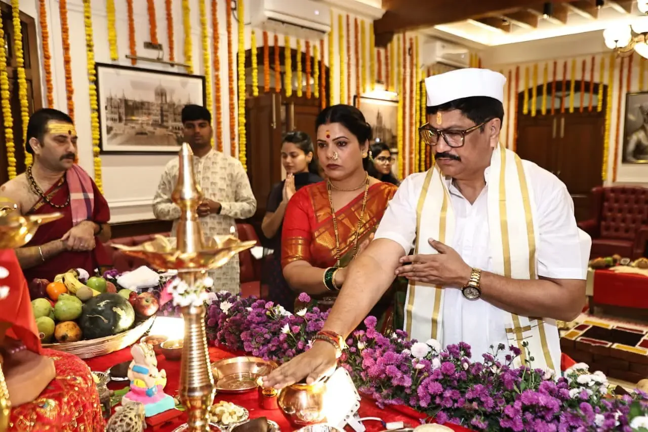 गणेश चतुर्थी पर मुंबई महापौर आवास में साढ़े चार साल बाद गणपति स्थापना, मेयर रितु तावड़े ने की विशेष प्रार्थना