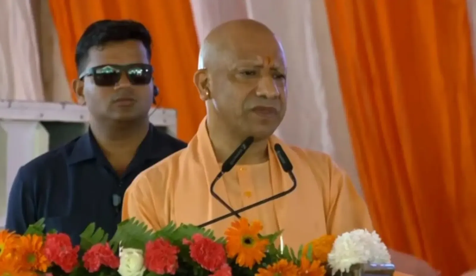 योगी आदित्यनाथ ने बताई मोदी के 25 वर्षों की यात्रा — गुजरात के गांव से विश्व मंच तक