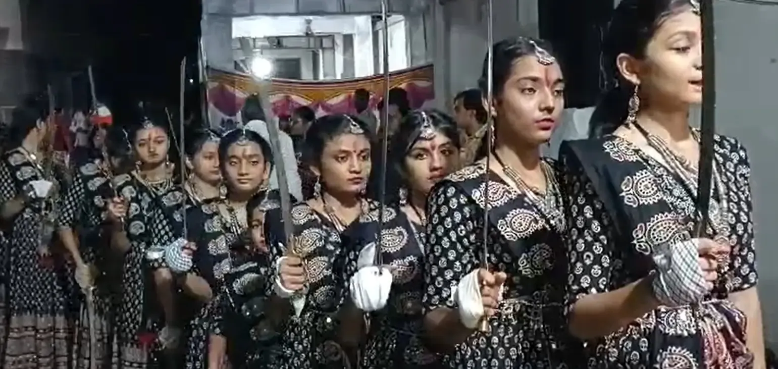क्या गुजरात में विदेशियों पर गरबा का जादू चल रहा है?