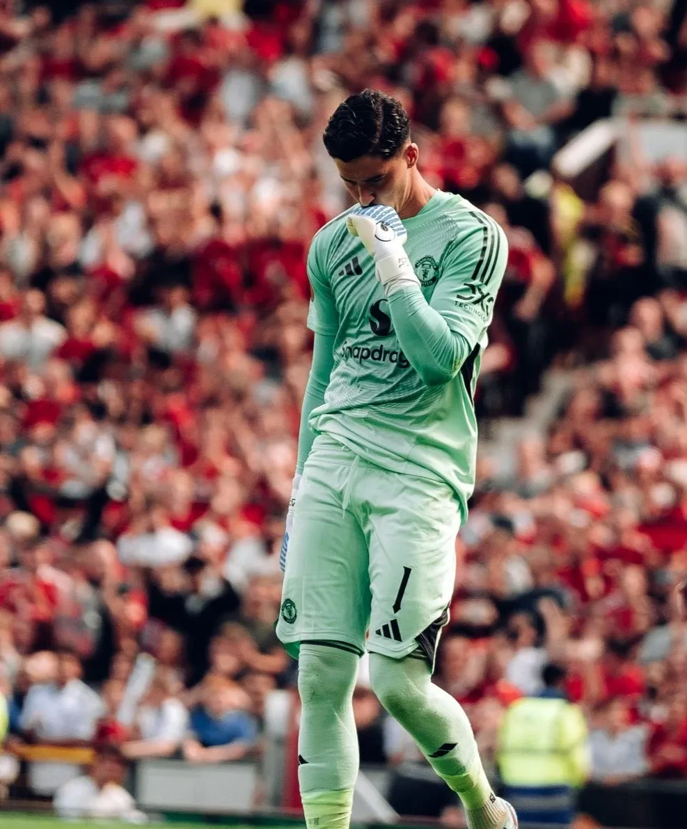 Is There a Major Goalkeeping Problem at Man Utd? Gary Neville Weighs In on Signing Donnarumma or Martinez