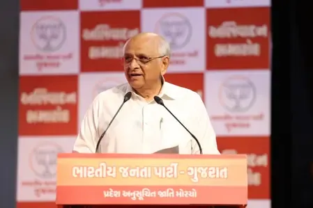 Gujarat CM Assures Timely Gas Cylinder Supply to Farmers Amid PM-Kisan Event