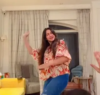 क्या गौहर खान ने अपने पति जैद और बेटे के साथ मजेदार वीडियो शेयर किया?
