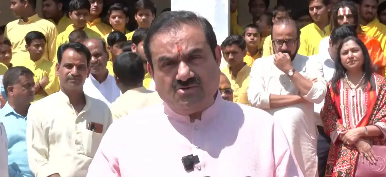 गौतम अदाणी का अयोध्या दौरा: परिवार संग रामलला के दर्शन और गुरुकुल में बच्चों से भेंट