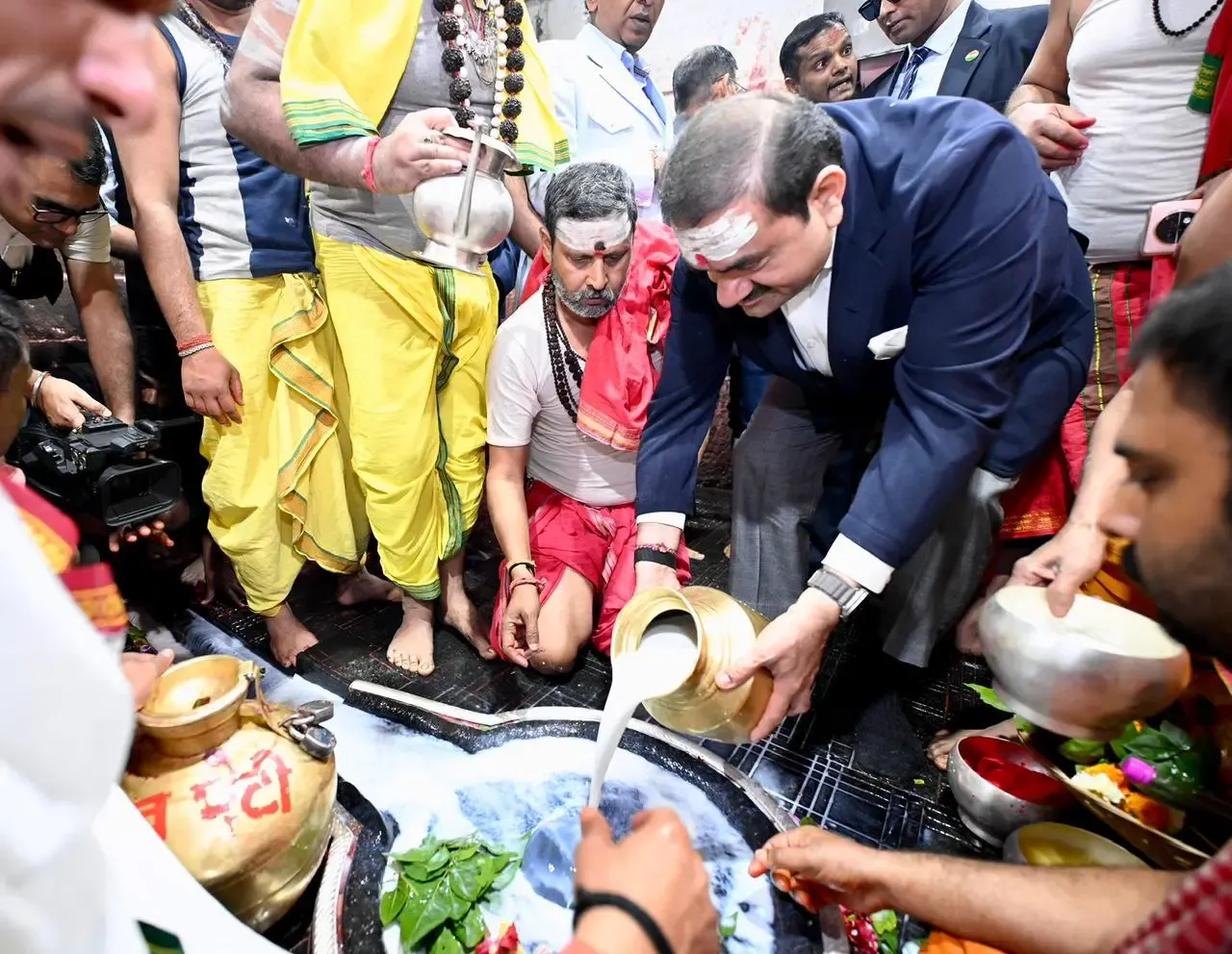 गौतम अदाणी ने बाबा बैद्यनाथ धाम में जलाभिषेक कर देश की समृद्धि की की प्रार्थना