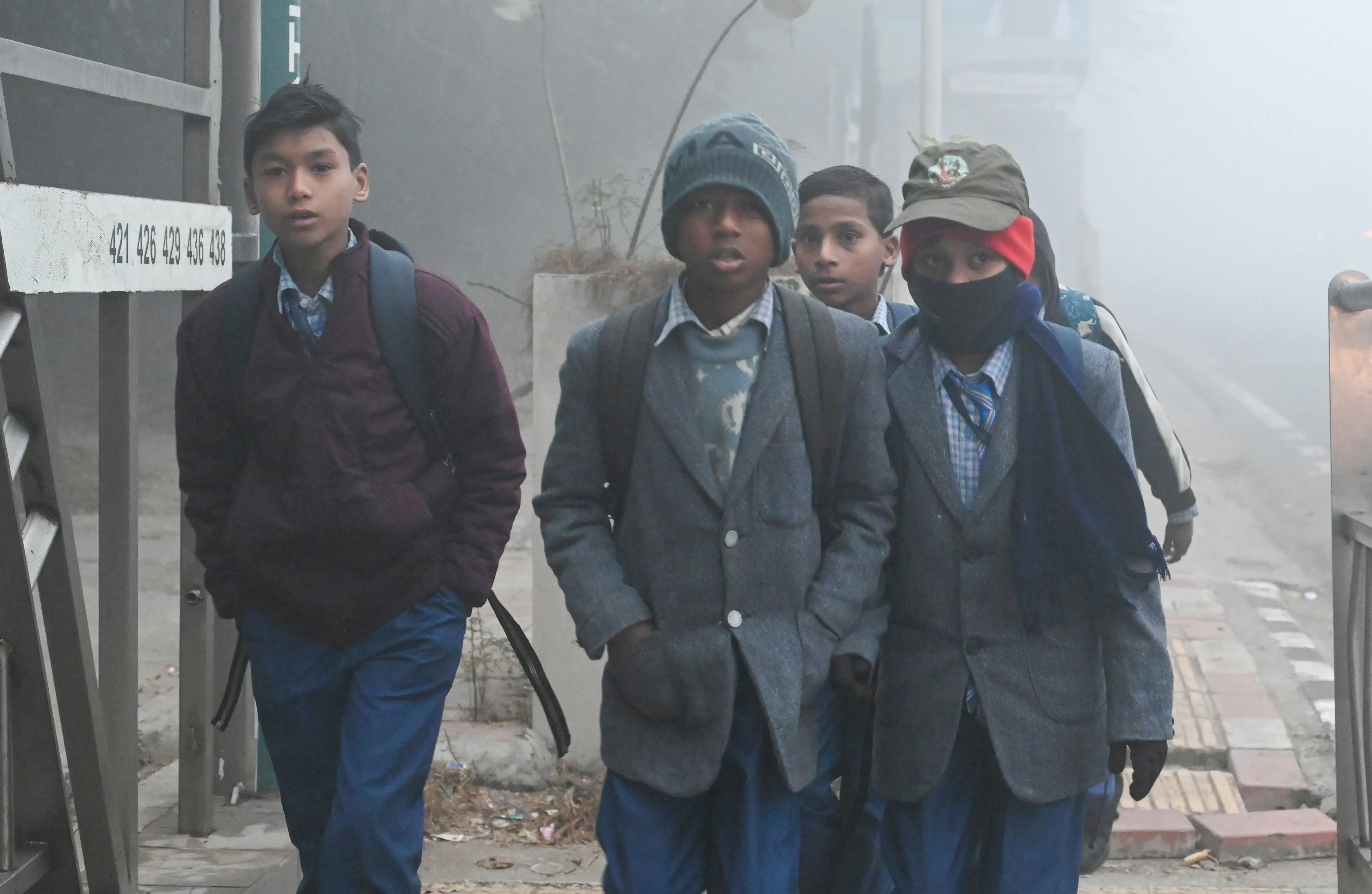 क्या गौतमबुद्ध नगर में स्कूलों की टाइमिंग बदली गई है? सुबह 10 से दोपहर 3 बजे तक खुलेंगे विद्यालय, दिल्ली में हाइब्रिड मोड लागू