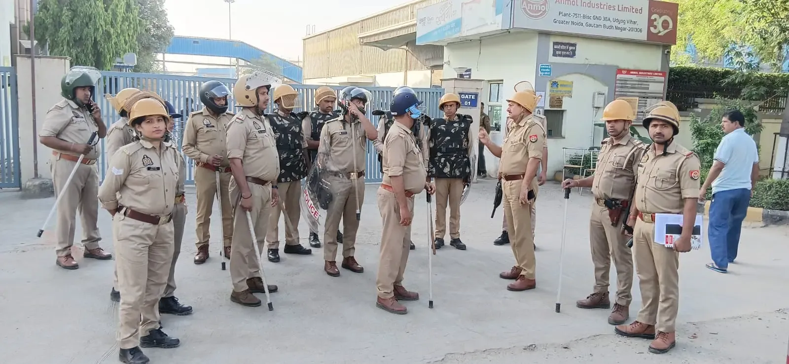 गौतमबुद्धनगर में पुलिस फ्लैग मार्च, संवेदनशील क्षेत्रों में बढ़ी सुरक्षा सतर्कता