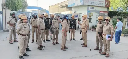गौतमबुद्धनगर में पुलिस फ्लैग मार्च, संवेदनशील क्षेत्रों में बढ़ी सुरक्षा सतर्कता