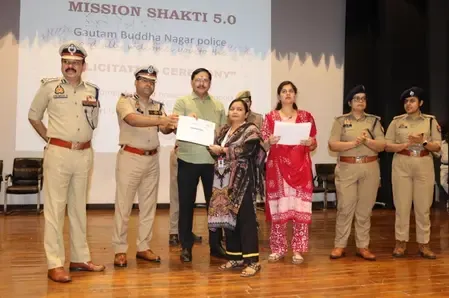 गौतमबुद्धनगर में 'मिशन शक्ति फेज-5' के तहत बहादुर महिलाओं और बालिकाओं का सम्मान