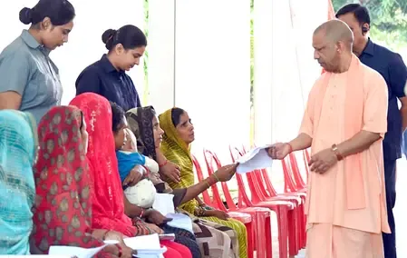 घबराएं नहीं, आपकी समस्या का प्रभावी समाधान सुनिश्चित कराएंगे : सीएम योगी