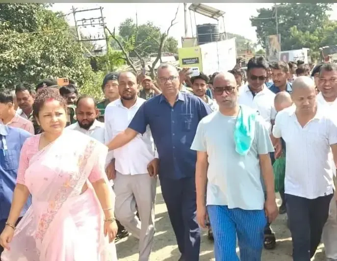 हेमंत सोरेन बोकारो के कसमार में चाय-पकौड़ी टपरी पर पहुंचे, साधारण वेशभूषा में पत्नी कल्पना के साथ