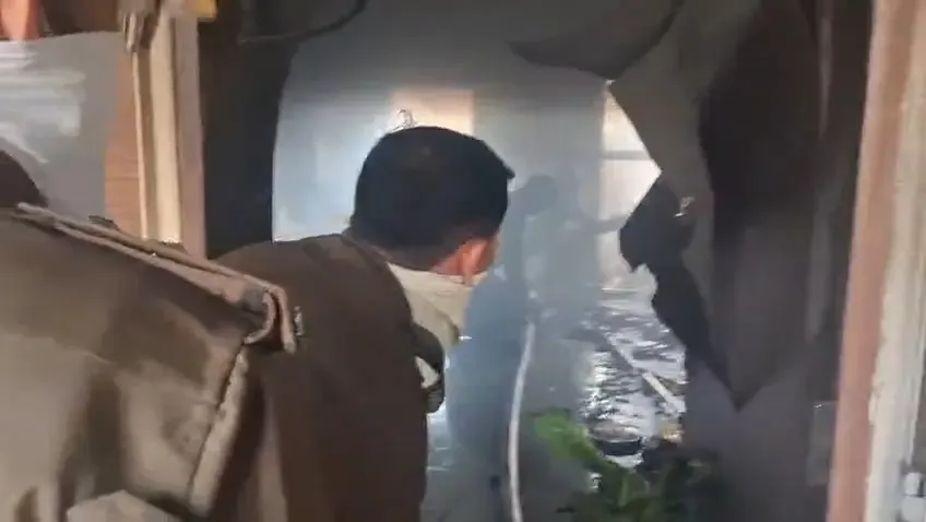 गाजियाबाद में अपार्टमेंट के फ्लैट में आग, फायर ब्रिगेड ने समय पर पाया काबू